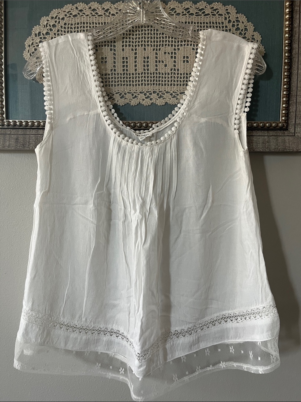 En Crème White Pom-Pom Trim Pleated Sleeveless Top